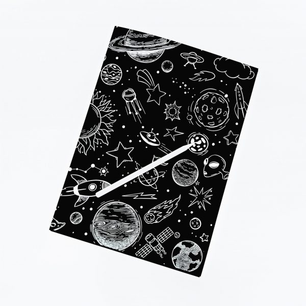 Eskizų sąsiuvinis, kurio viršelyje pavaizduotas žvaigždynas. Ant sąsiuvinio padėtas pieštukas
