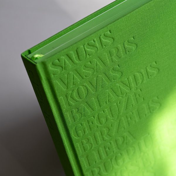 Darbo knyga tekstiliniu viršeliu SAMANA 2023 (viršelis ir blokas iš arčiau)