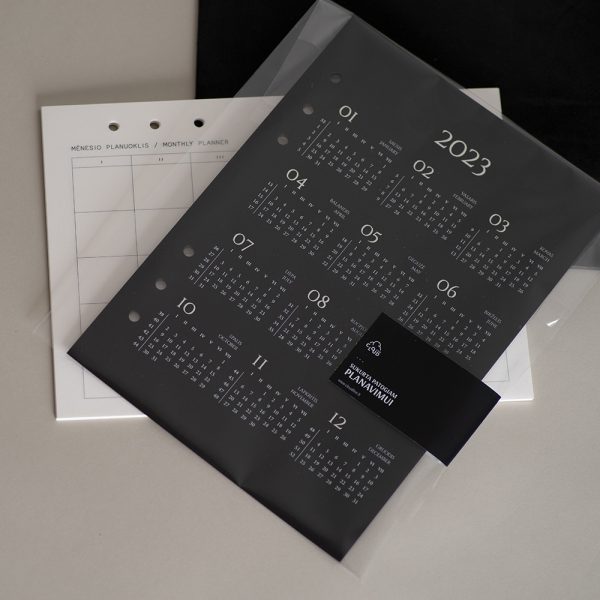 Mėnesio planuoklis + Kalendorius 2023 (juodas) - pakuotėje