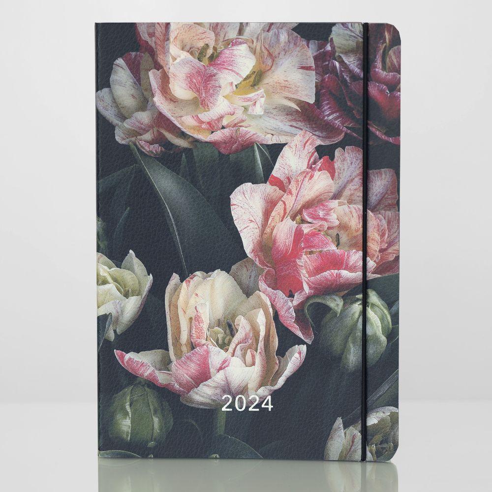 Darbo knyga 2024 metams. Minkštas ekoodos viršelis. Knyga marga – puošta gėlėmis Turi užempiamą gumelę. A5 formato.