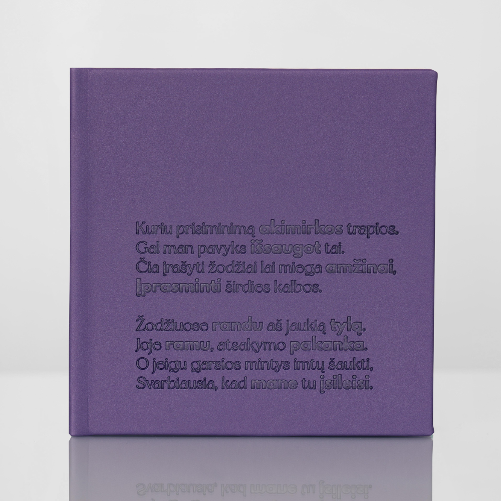 Purpurinė užrašinė, su ekoodos viršeliu ant kurio išspausdintas eilėraštis