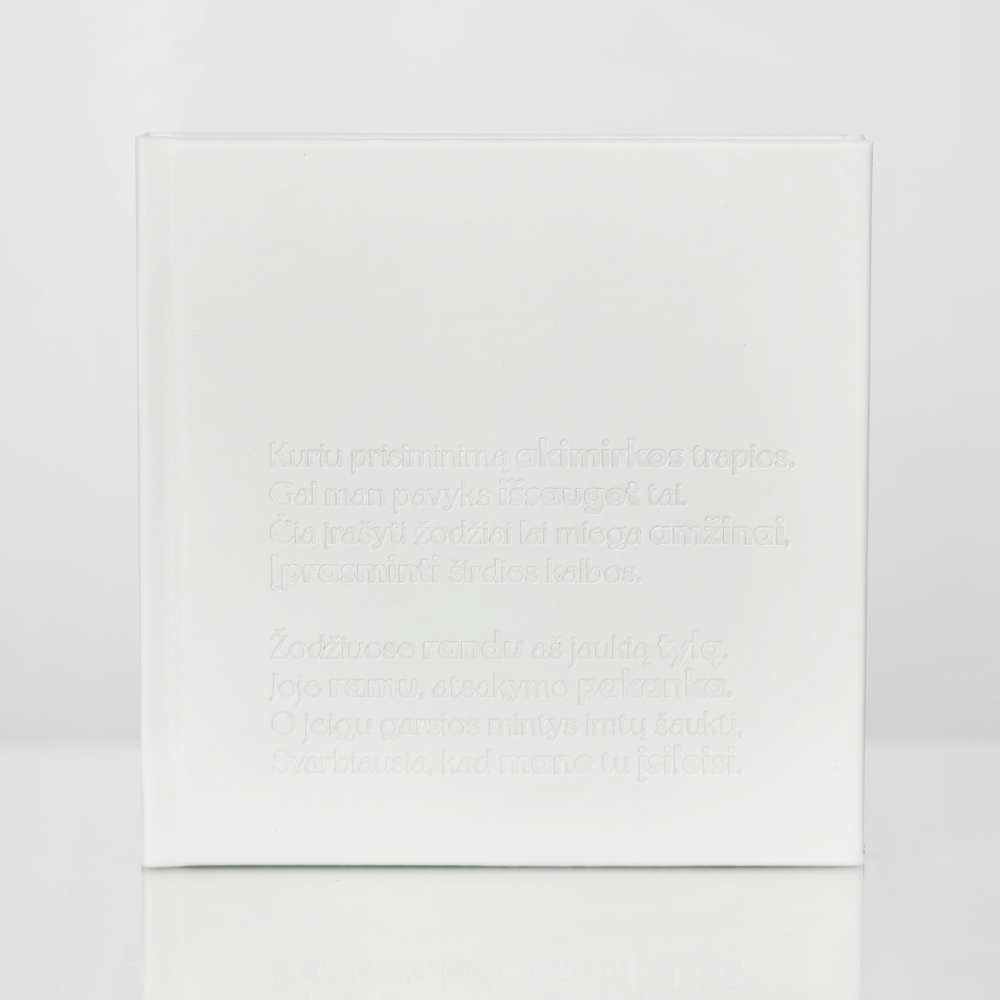 Balta užrašinė, su ekoodos viršeliu ant kurio išspausdintas eilėraštis