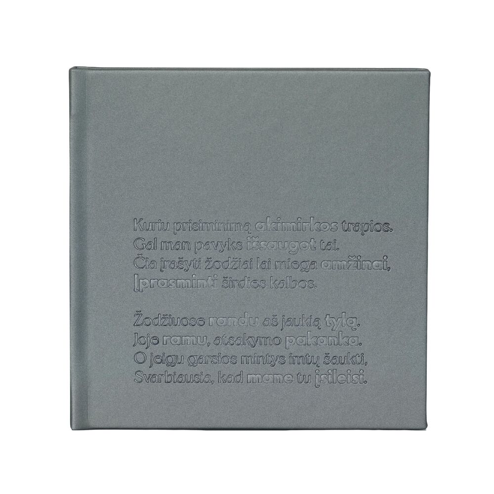 Kvadratinė užrašinė su įspaustu eilėraščiu ant viršelio